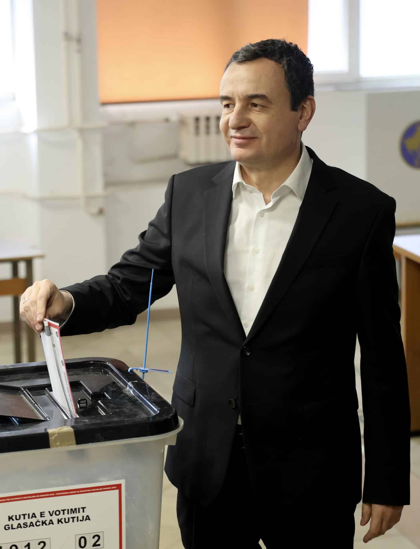 El Primer Ministro en funciones y líder del partido Vetevendosje, Albin Kurti, ejerce su derecho al voto en un colegio electoral, en Pristina, Kosovo, 28 de diciembre de 2025. Los ciudadanos están votando en elecciones parlamentarias anticipadas convocadas para romper un estancamiento político de varios meses después de que las anteriores elecciones de febrero de 2025 no produjeran una coalición de gobierno. (Elecciones) EFE/EPA/GEORGI LICOVSKI