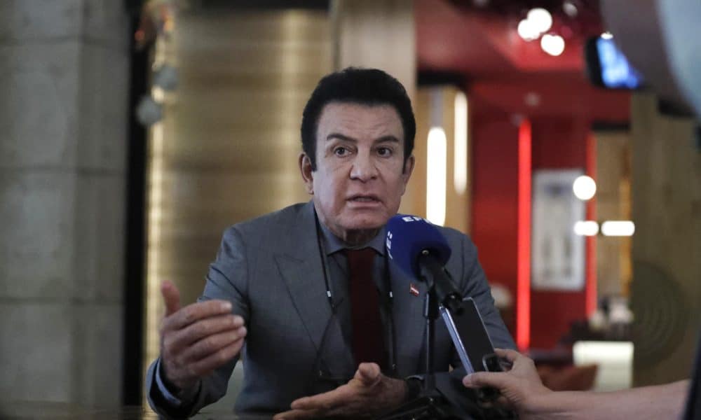 El candidato presidencial Salvador Nasralla, del conservador Partido Liberal de Honduras, habla durante una entrevista con EFE este jueves, en Tegucigalpa (Honduras). EFE/ Gustavo Amador