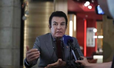 El candidato presidencial Salvador Nasralla, del conservador Partido Liberal de Honduras, habla durante una entrevista con EFE este jueves, en Tegucigalpa (Honduras). EFE/ Gustavo Amador