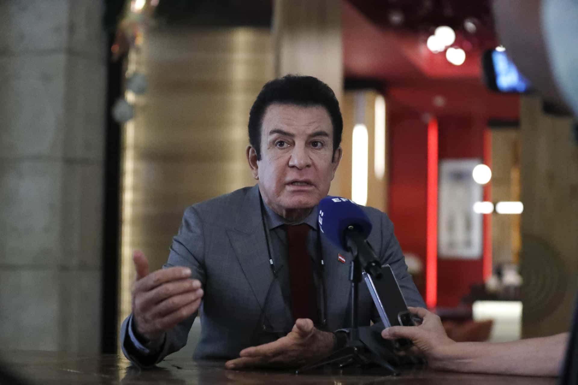El candidato presidencial Salvador Nasralla, del conservador Partido Liberal de Honduras, habla durante una entrevista con EFE este jueves, en Tegucigalpa (Honduras). EFE/ Gustavo Amador