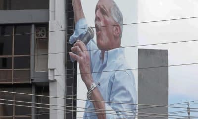 Fotografía que muestra una valla política del candidato a la presidencia de Honduras por el Partido Nacional, Nasry Asfura instalada en un edificio este lunes, en Tegucigalpa (Honduras). EFE/ Gustavo Amador