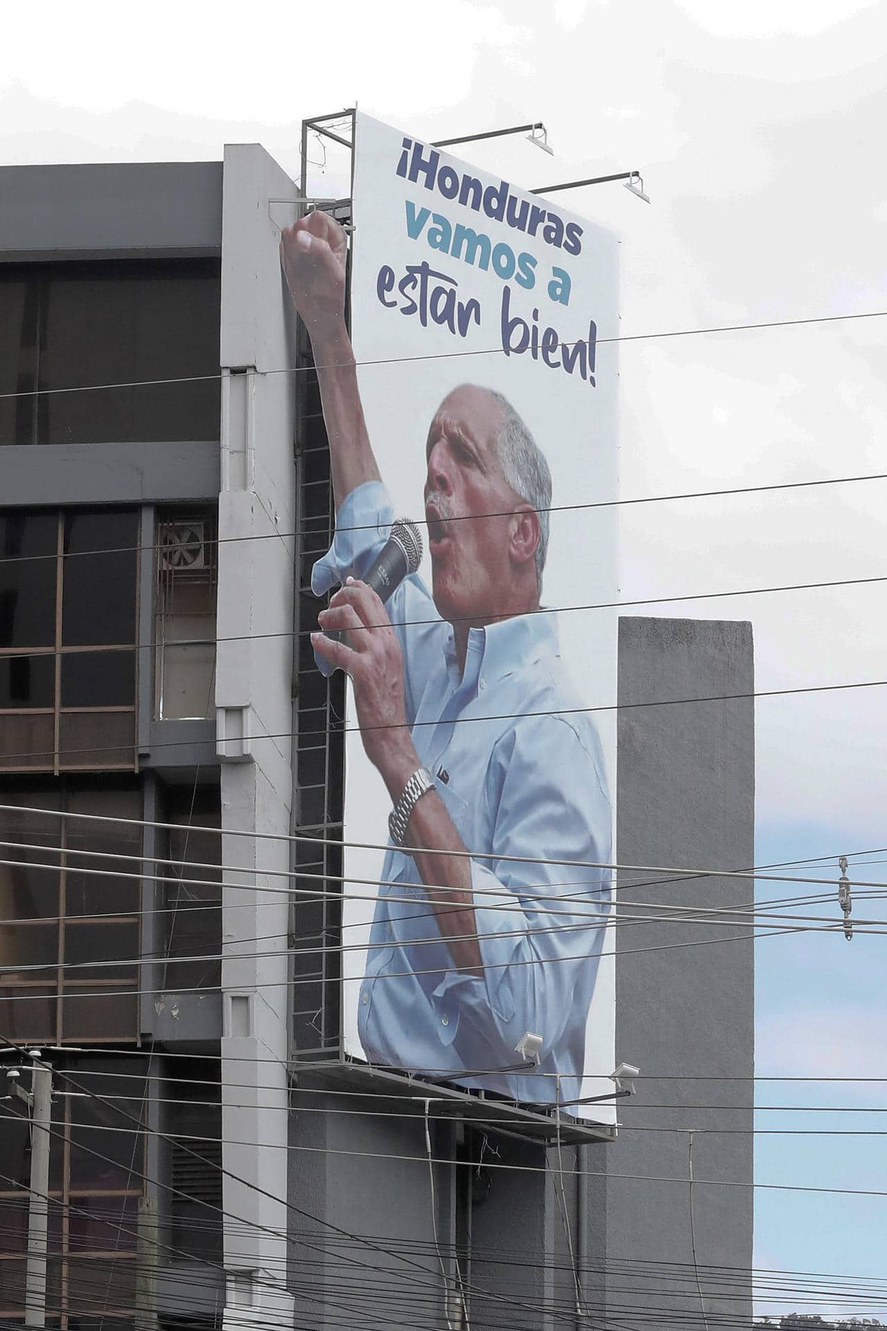 Fotografía que muestra una valla política del candidato a la presidencia de Honduras por el Partido Nacional, Nasry Asfura instalada en un edificio este lunes, en Tegucigalpa (Honduras). EFE/ Gustavo Amador