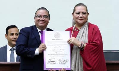 Imagen de archivo del ministro Irving Espinosa su constancia de mayoría a ministro electo de la Suprema Corte de Justicia de la Nación (SCJN), en Ciudad de México (México). EFE/ Mario Guzmán
