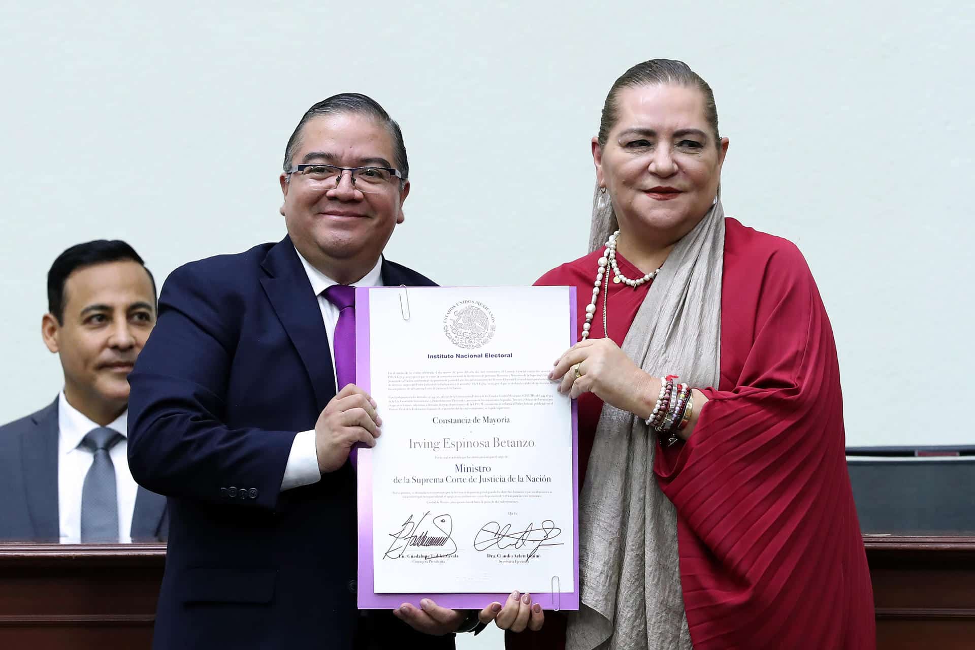 Imagen de archivo del ministro Irving Espinosa su constancia de mayoría a ministro electo de la Suprema Corte de Justicia de la Nación (SCJN), en Ciudad de México (México). EFE/ Mario Guzmán