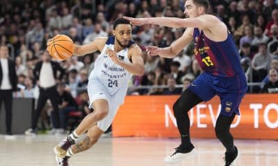 El jugador del Joventut Cameron Hunt (i) y Thomas Satoransky (d), del Barça, en acción durante el partido correspondiente a la décimo quinta jornada de la fase regular de la LIGA ENDESA entre el Barça y el Joventut Badalona. EFE/Enric Fontcuberta.