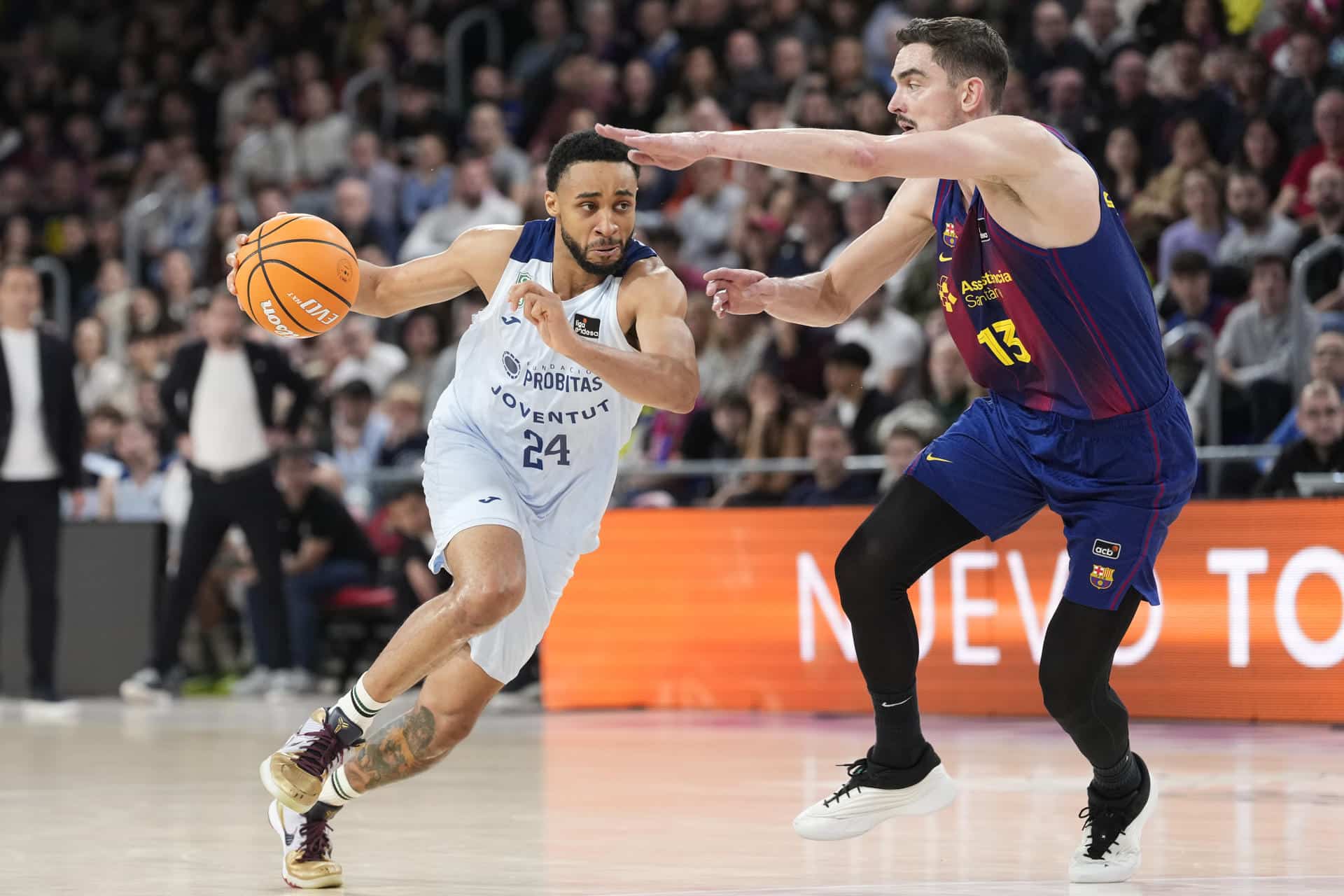 El jugador del Joventut Cameron Hunt (i) y Thomas Satoransky (d), del Barça, en acción durante el partido correspondiente a la décimo quinta jornada de la fase regular de la LIGA ENDESA entre el Barça y el Joventut Badalona. EFE/Enric Fontcuberta.