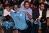 El exfutbolista Diego Lugano (c) sostiene una camiseta de la selección de Uruguay junto a los exfutbolistas Diego Forlán (i) y Diego Godín tras ser reconocidos como Leyendas Celestes de la Asociación Uruguaya de Fútbol (AUF) este martes, en Montevideo (Uruguay). EFE/ Federico Gutiérrez
