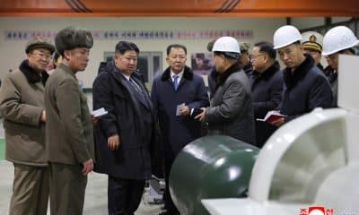 AME493. PIONYANG (COREA DEL NORTE), 24/12/2025.- Fotografía cedida por la agencia estatal de noticias norcoreana KCNA que muestra al líder Kim Jong-un (3-i) durante la inspección de la construcción de un submarino de propulsión nuclear este jueves, en Pionyang (Corea del Norte). Durante una inspección para ver los progresos en la construcción de su propio sumergible nuclear de 8.700 toneladas, Kim aseguró que el plan "empeorará la inestabilidad en la región de la península de Corea", en declaraciones publicadas por la agencia estatal norcoreana KCNA. EFE/ KCNA /SOLO USO EDITORIAL/ NO VENTAS/ SOLO DISPONIBLE PARA ILUSTRAR LA NOTICIA QUE ACOMPAÑA (CRÉDITO OBLIGATORIO)