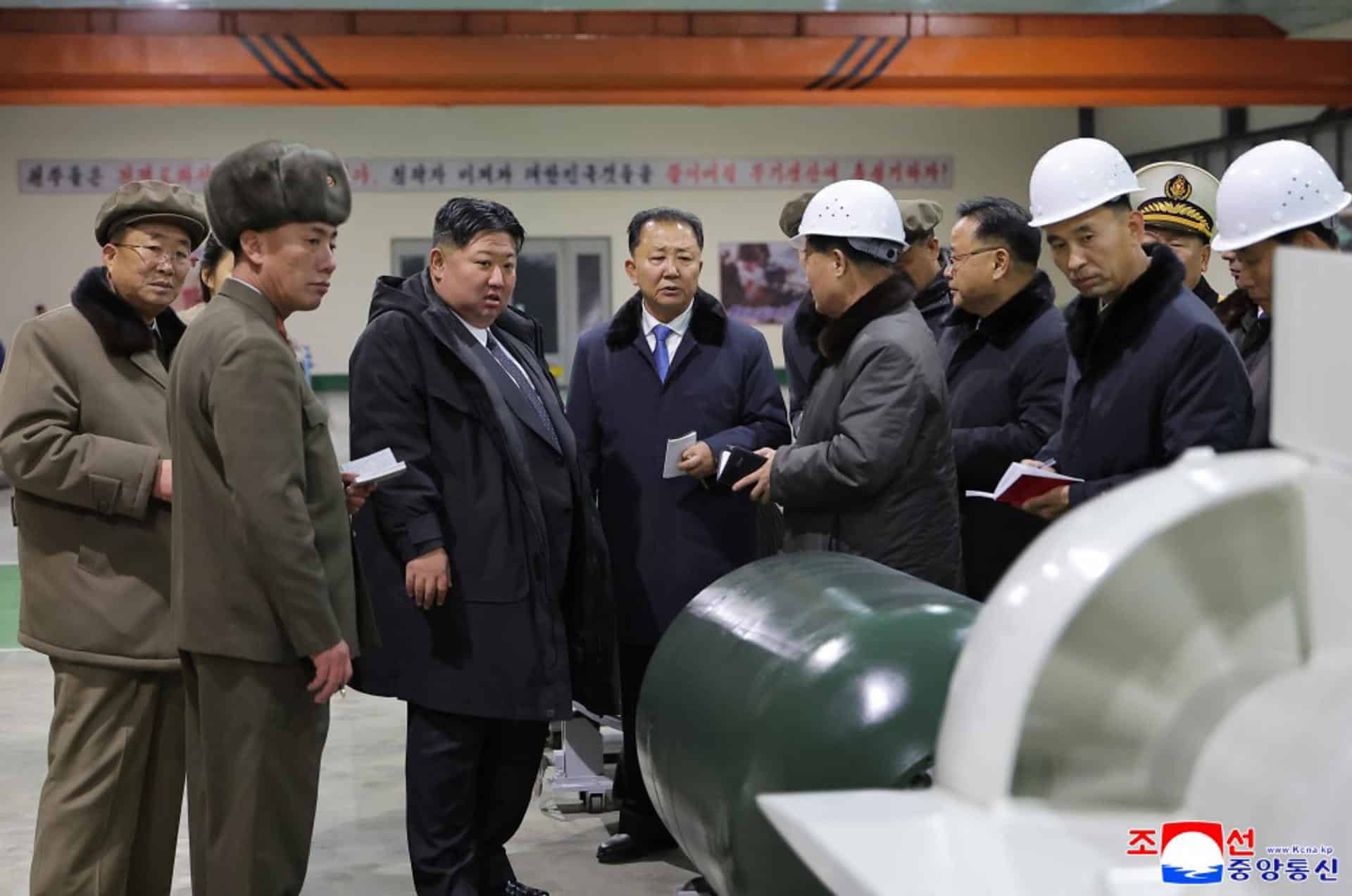 AME493. PIONYANG (COREA DEL NORTE), 24/12/2025.- Fotografía cedida por la agencia estatal de noticias norcoreana KCNA que muestra al líder Kim Jong-un (3-i) durante la inspección de la construcción de un submarino de propulsión nuclear este jueves, en Pionyang (Corea del Norte). Durante una inspección para ver los progresos en la construcción de su propio sumergible nuclear de 8.700 toneladas, Kim aseguró que el plan "empeorará la inestabilidad en la región de la península de Corea", en declaraciones publicadas por la agencia estatal norcoreana KCNA. EFE/ KCNA /SOLO USO EDITORIAL/ NO VENTAS/ SOLO DISPONIBLE PARA ILUSTRAR LA NOTICIA QUE ACOMPAÑA (CRÉDITO OBLIGATORIO)