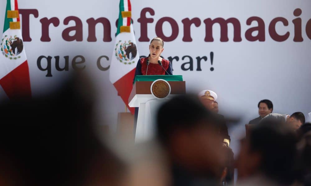 La presidenta de México, Claudia Sheinbaum habla este sábado durante la celebración del séptimo aniversario de la llamada Cuarta Transformación, en la explanada del Zócalo de la Ciudad de México (México). EFE/Sáshenka Gutiérrez