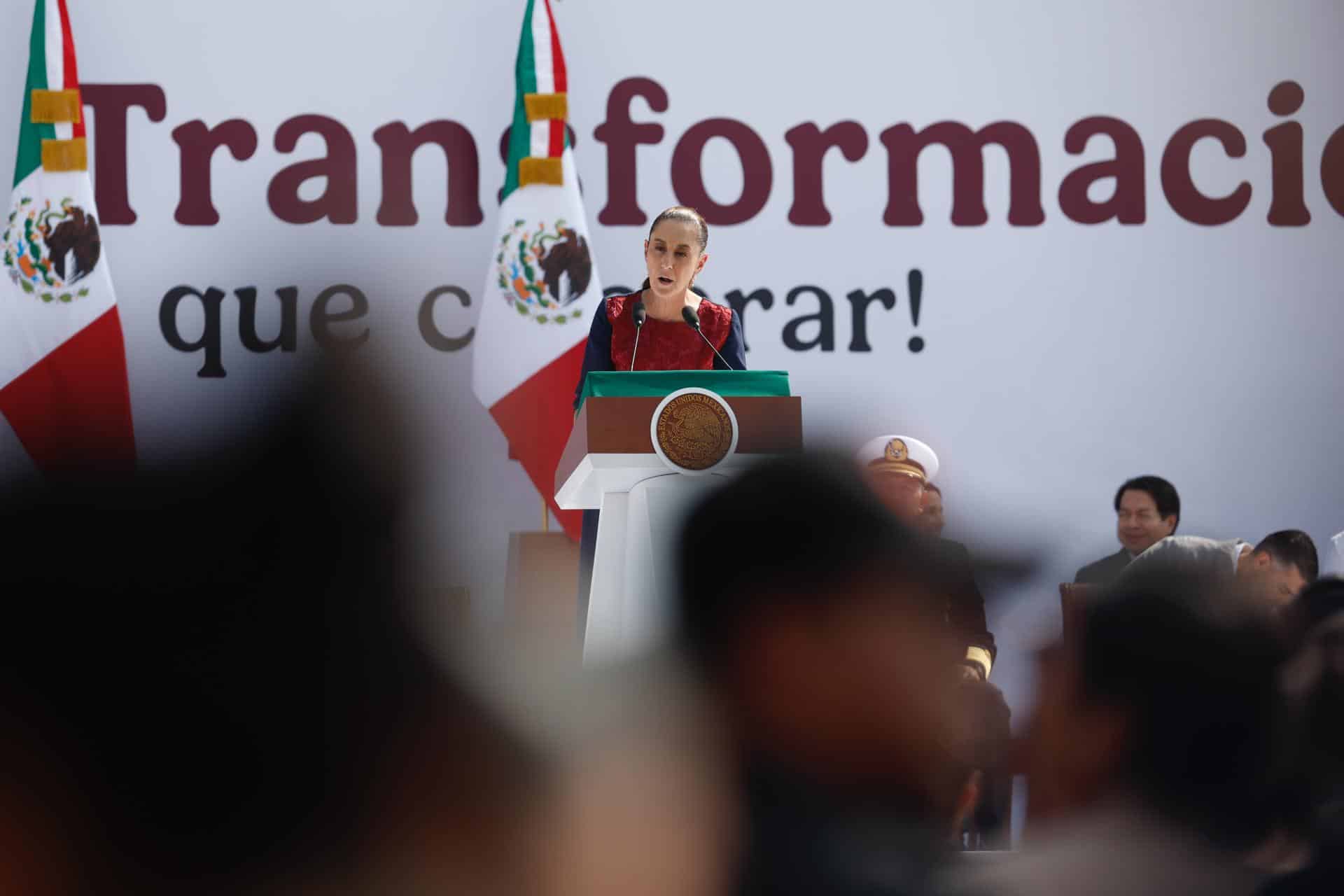 La presidenta de México, Claudia Sheinbaum habla este sábado durante la celebración del séptimo aniversario de la llamada Cuarta Transformación, en la explanada del Zócalo de la Ciudad de México (México). EFE/Sáshenka Gutiérrez