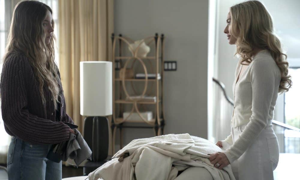 Fotograma cedido por Lionsgate donde aparece Sydney Sweeney (i) como Millie Calloway y Amanda Seyfried (d) como Nina Winchester, durante una escena de la película 'The Housemaid' que se estrena este viernes en las salas de cine. . EFE/ Daniel Mcfadden