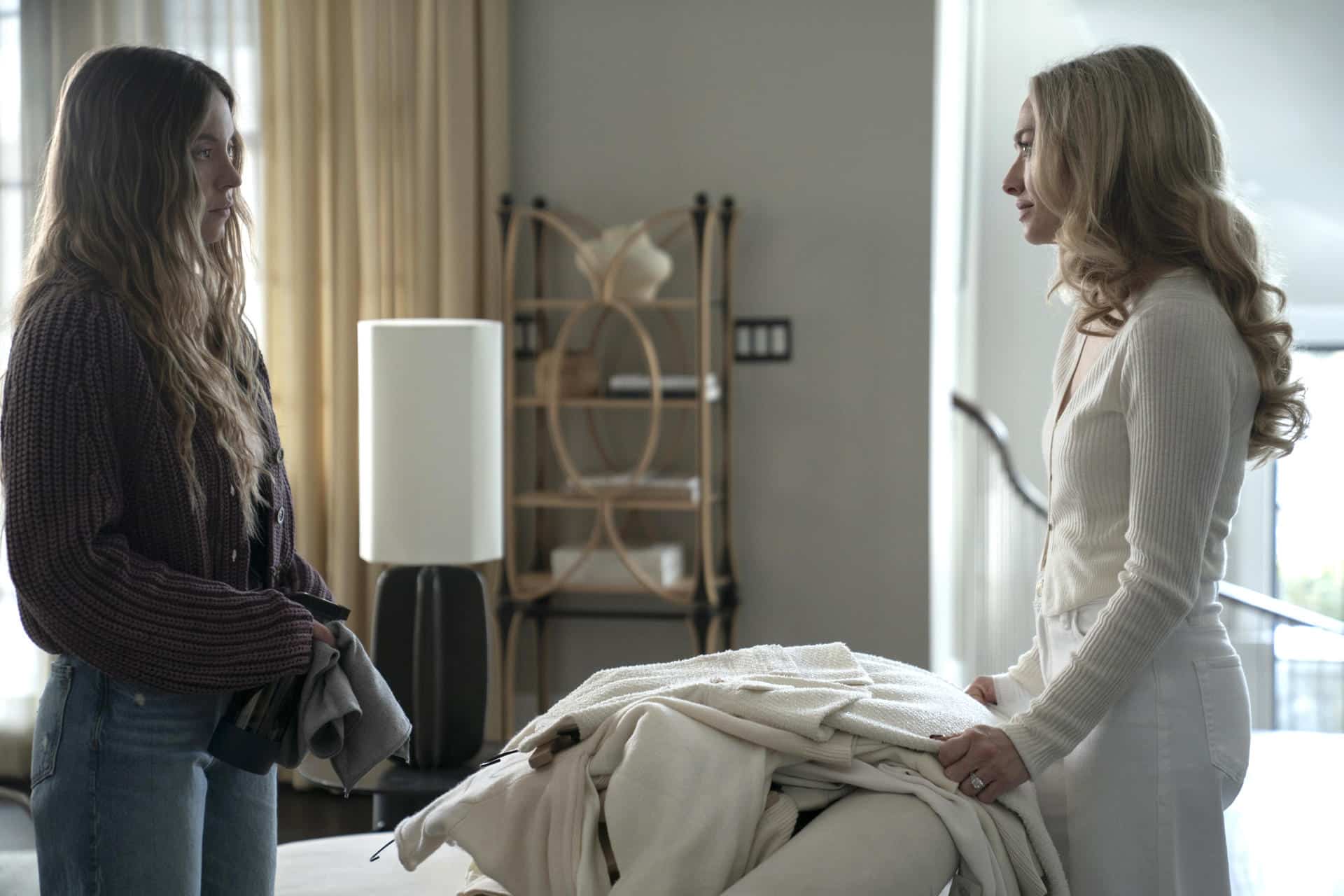 Fotograma cedido por Lionsgate donde aparece Sydney Sweeney (i) como Millie Calloway y Amanda Seyfried (d) como Nina Winchester, durante una escena de la película 'The Housemaid' que se estrena este viernes en las salas de cine. . EFE/ Daniel Mcfadden