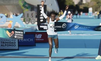 La atleta keniana Janeth Jepkosgei cruza la línea de meta para ganar la carrera de la 45ª Maratón de Valencia. EFE/Kai Forsterling