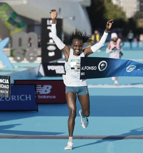 La atleta keniana Janeth Jepkosgei cruza la línea de meta para ganar la carrera de la 45ª Maratón de Valencia. EFE/Kai Forsterling
