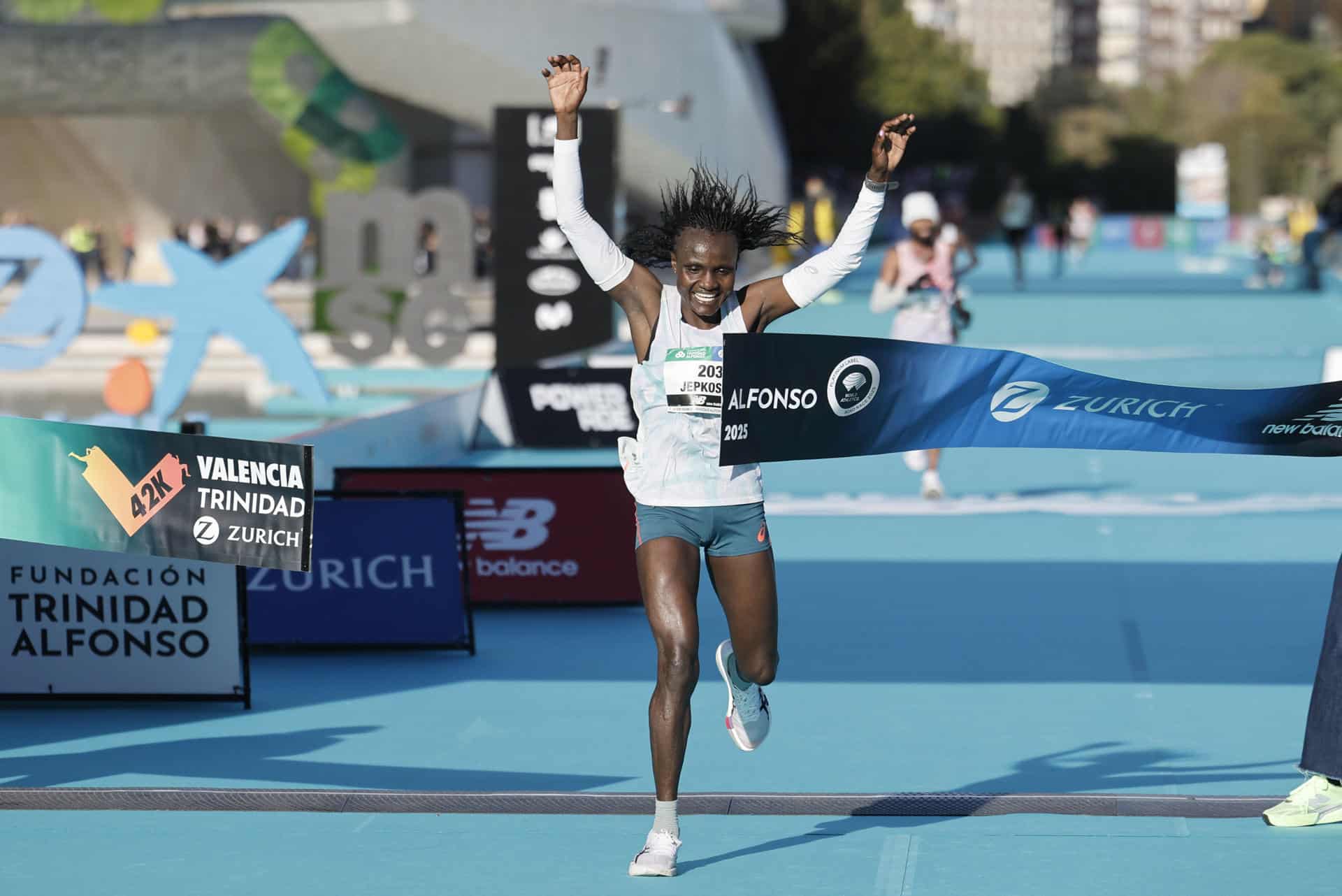La atleta keniana Janeth Jepkosgei cruza la línea de meta para ganar la carrera de la 45ª Maratón de Valencia. EFE/Kai Forsterling