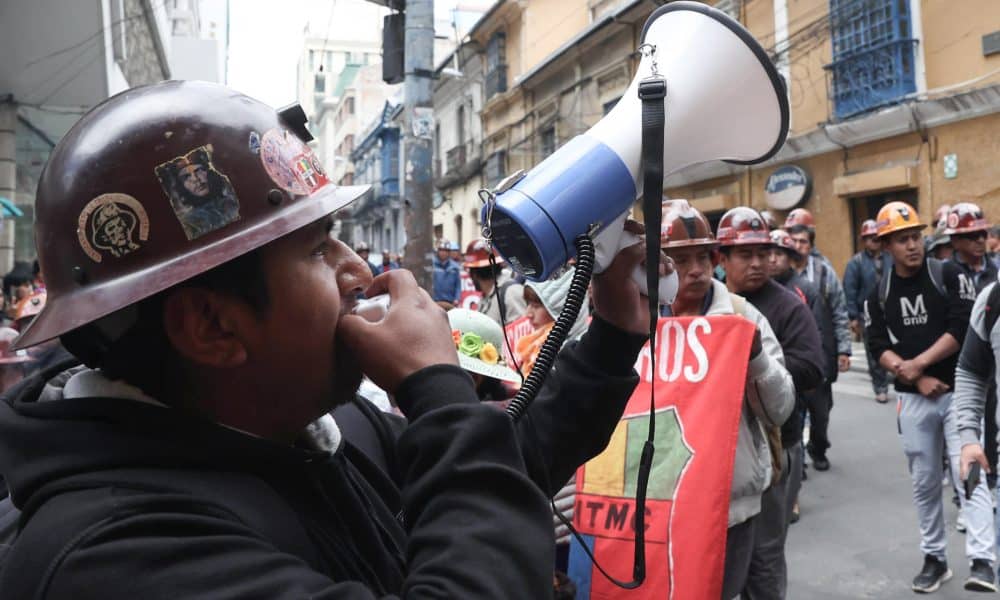 Integrantes de los sindicatos agrupados en la Central Obrera Boliviana (COB) participan en una manifestación contra el decreto del Gobierno que eliminó la subvención a los combustibles este martes, en La Paz (Bolivia). EFE/ Luis Gandarillas
