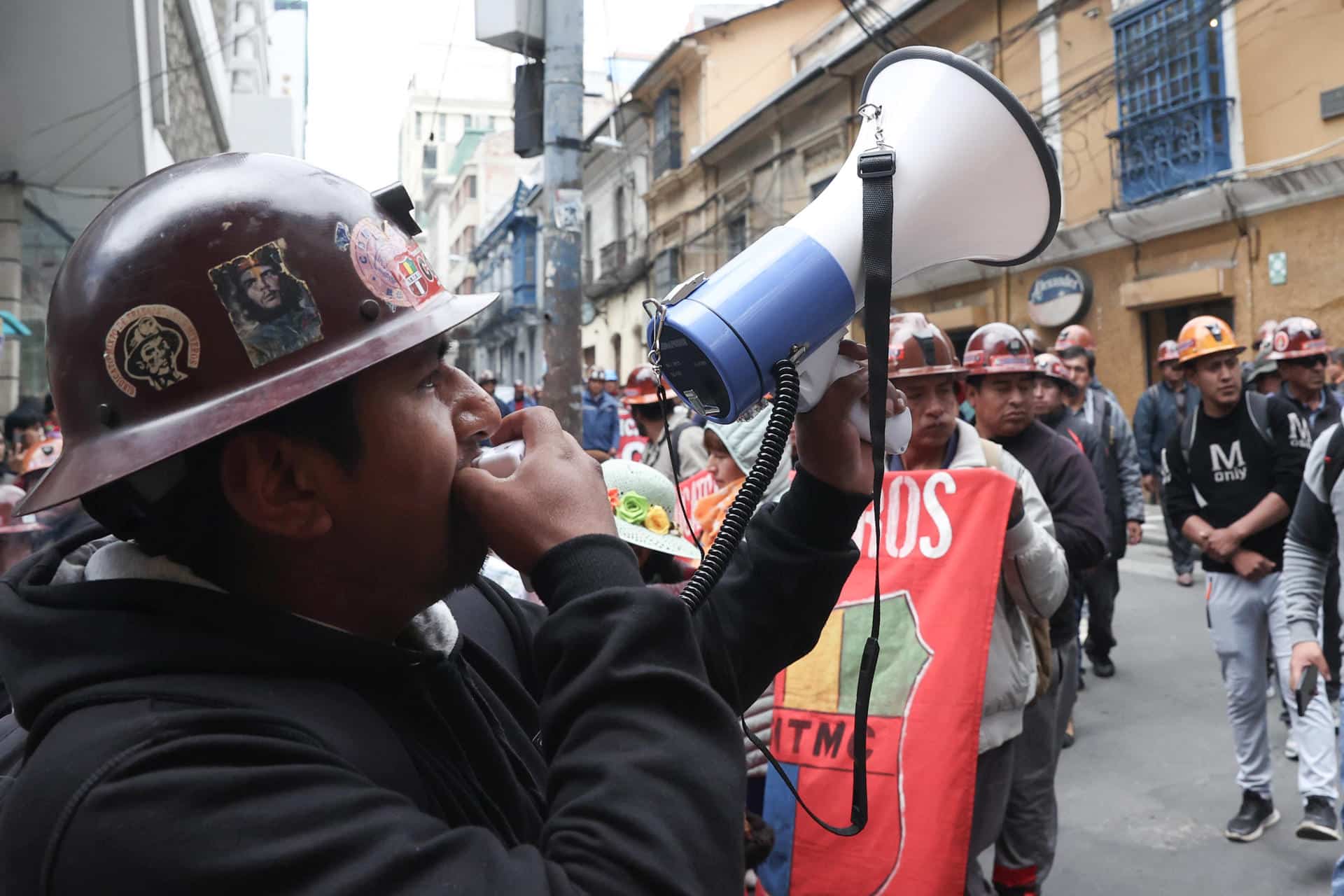 Integrantes de los sindicatos agrupados en la Central Obrera Boliviana (COB) participan en una manifestación contra el decreto del Gobierno que eliminó la subvención a los combustibles este martes, en La Paz (Bolivia). EFE/ Luis Gandarillas