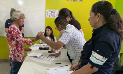 Una persona vota este domingo, en San Antonio de Flores, El Paraíso (Honduras). EFE/ Wilfredo Antunez