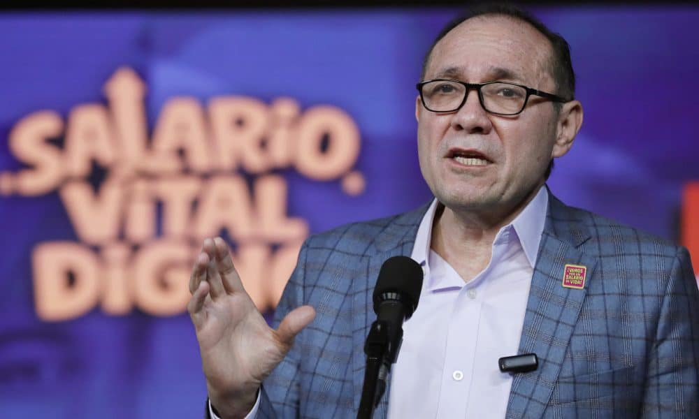 El ministro de Trabajo de Colombia, Antonio Sanguino, habla durante una rueda de prensa este martes, en Bogotá (Colombia). EFE/ Carlos Ortega
