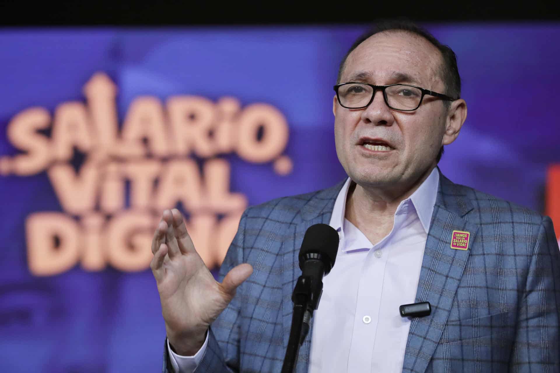 El ministro de Trabajo de Colombia, Antonio Sanguino, habla durante una rueda de prensa este martes, en Bogotá (Colombia). EFE/ Carlos Ortega
