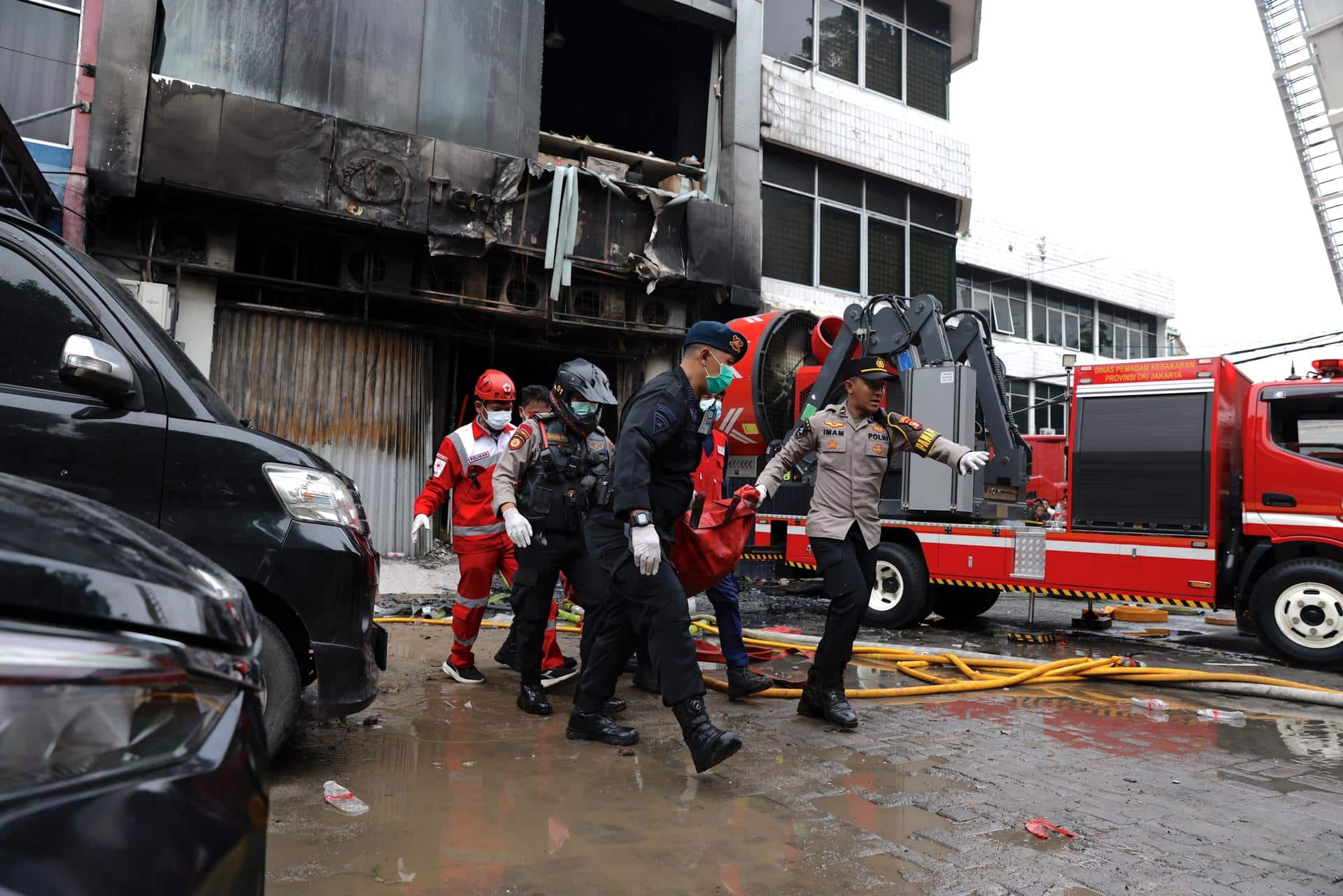 Los bomberos sacan el cuerpo de una víctima del incencio de un edificio en Yakarta. 
EFE/EPA/MAST IRHAM