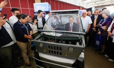 Fotografía cedida por la Secretaría de Economía que muestra al titular Marcelo Ebrard a bordo de un vehículo eléctrico este jueves, en Cuernavaca (México). EFE/ Secretaría de Economía /SOLO USO EDITORIAL/ NO VENTAS/ SOLO DISPONIBLE PARA ILUSTRAR LA NOTICIA QUE ACOMPAÑA (CRÉDITO OBLIGATORIO)