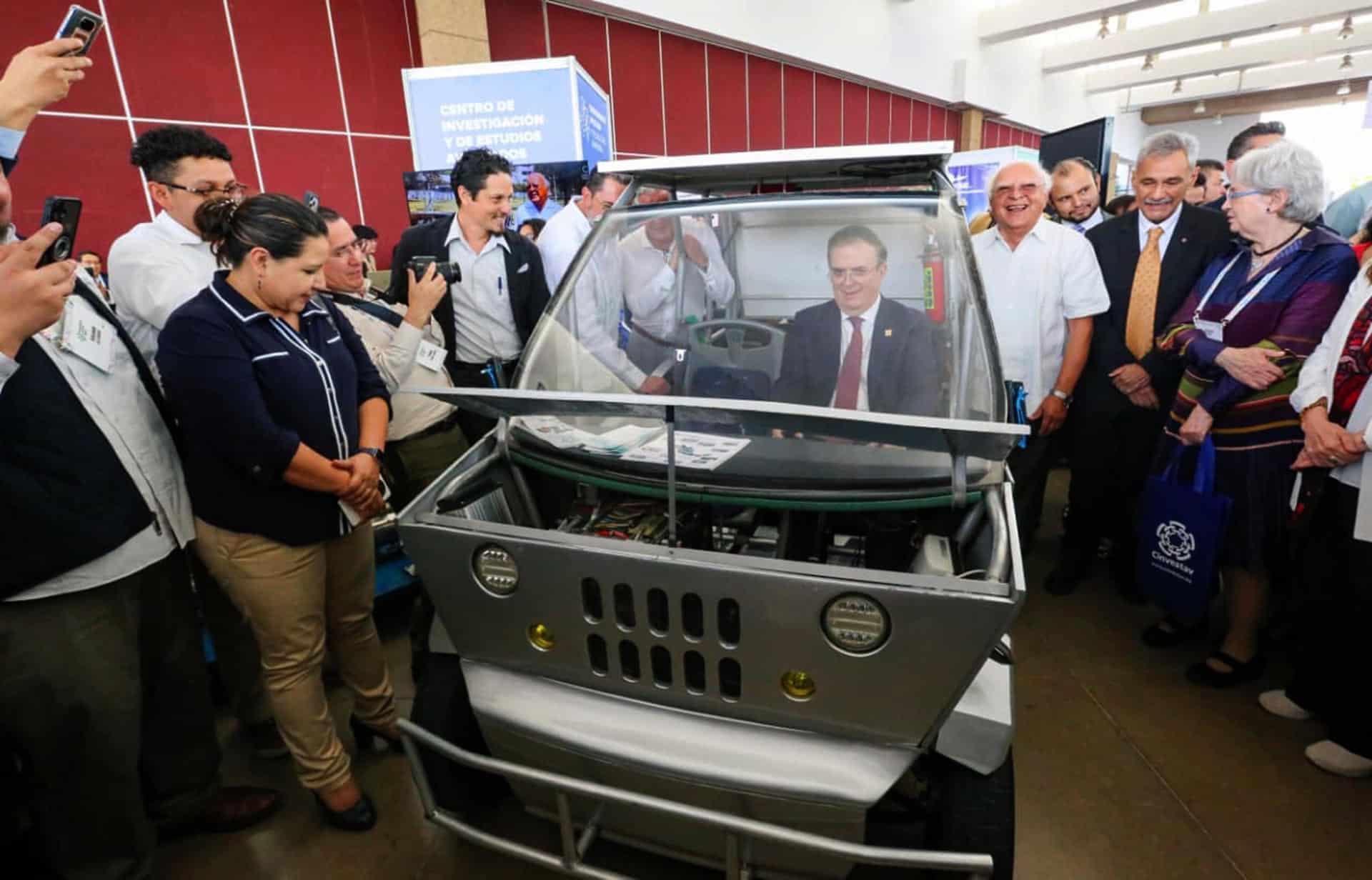 Fotografía cedida por la Secretaría de Economía que muestra al titular Marcelo Ebrard a bordo de un vehículo eléctrico este jueves, en Cuernavaca (México). EFE/ Secretaría de Economía /SOLO USO EDITORIAL/ NO VENTAS/ SOLO DISPONIBLE PARA ILUSTRAR LA NOTICIA QUE ACOMPAÑA (CRÉDITO OBLIGATORIO)