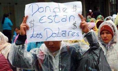 Fotografía de archivo que muestra a una persona protestando por la escasez de dólares, en Santa Cruz (Bolivia). EFE/ Juan Carlos Torrejón/ ARCHIVO