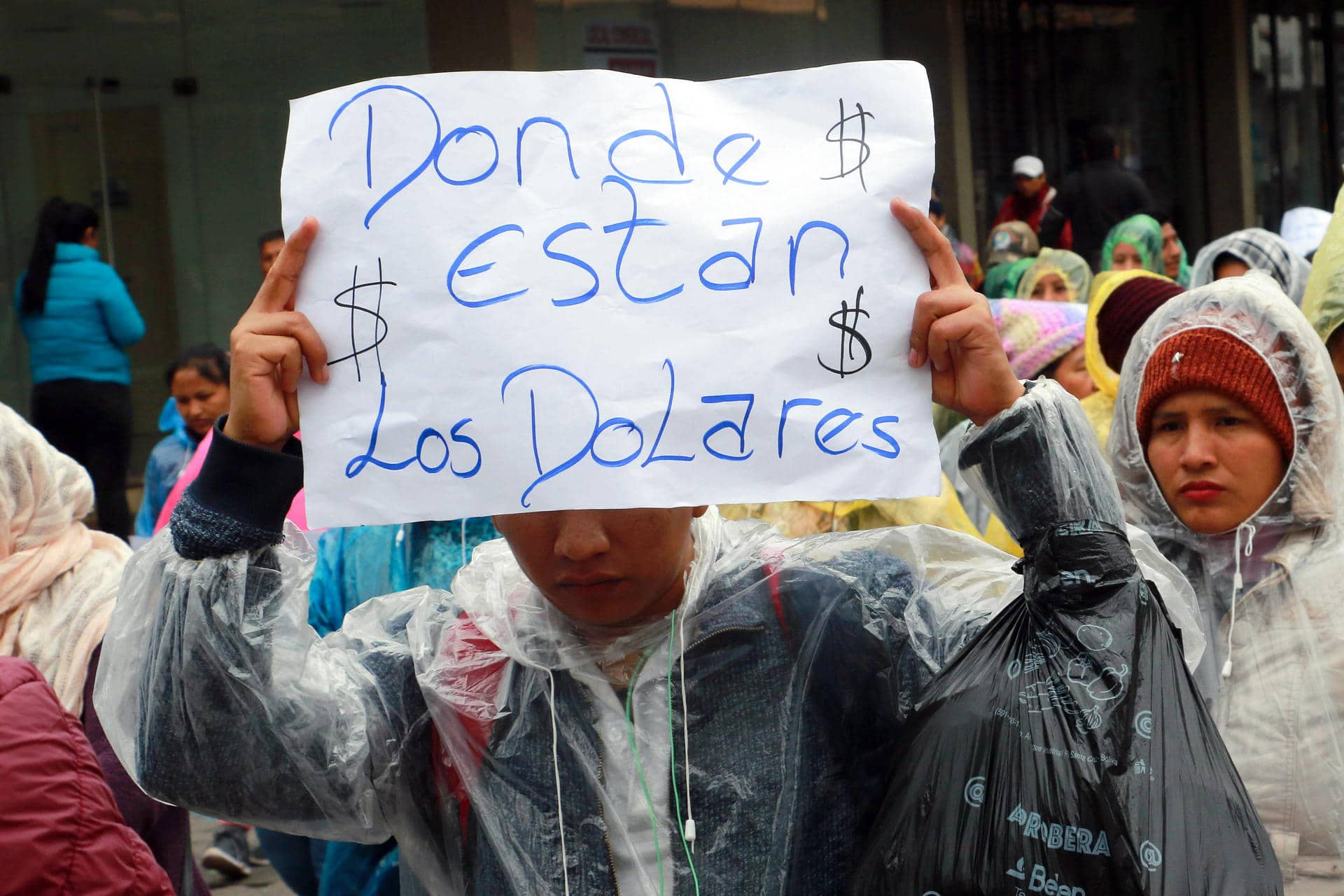 Fotografía de archivo que muestra a una persona protestando por la escasez de dólares, en Santa Cruz (Bolivia). EFE/ Juan Carlos Torrejón/ ARCHIVO