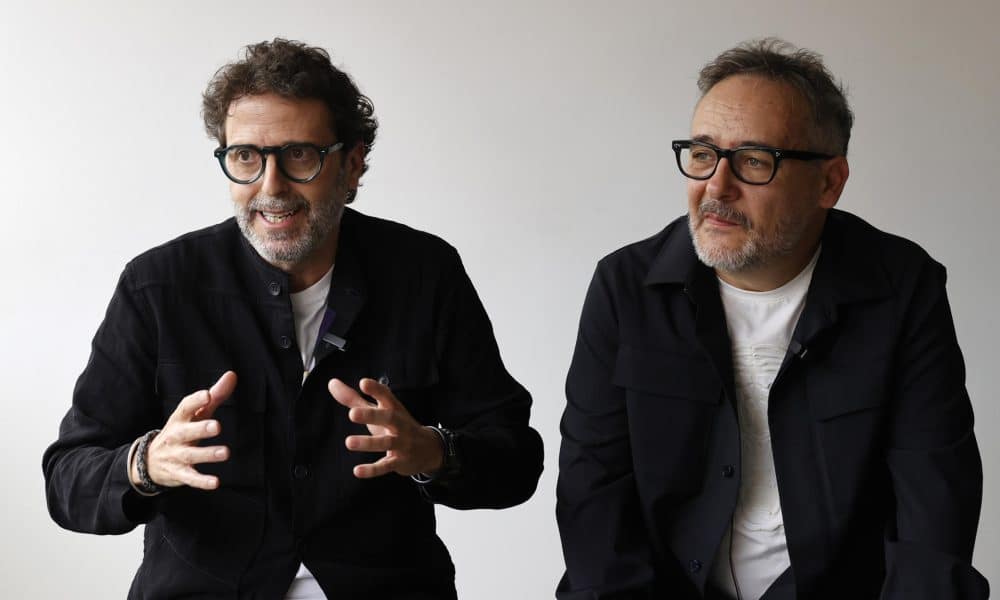 Los integrantes de la banda Love of Lesbian el baterista, Oriol Bonet (i), y el cantante y compositor, Santi Balmes, durante una entrevista con EFE este martes, en Bogotá (Colombia). EFE/ Mauricio Dueñas Castañeda