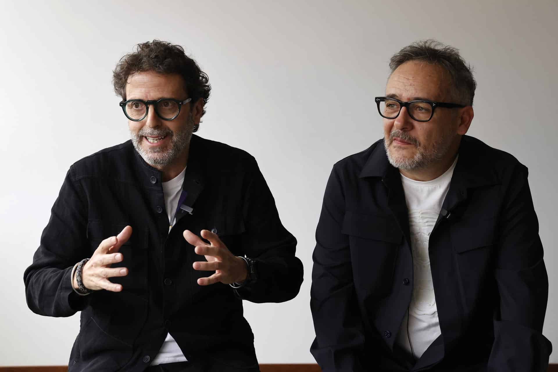 Los integrantes de la banda Love of Lesbian el baterista, Oriol Bonet (i), y el cantante y compositor, Santi Balmes, durante una entrevista con EFE este martes, en Bogotá (Colombia). EFE/ Mauricio Dueñas Castañeda