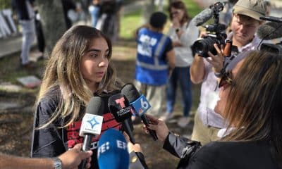 Ariadne Betancourt, una migrante cuyo padre se encuentra detenido, habla con periodistas durante una vigilia este miércoles, frente a un centro del Servicio de Inmigración y Control de Aduanas (ICE) en Miramar, Miami (Estados Unidos). EFE/ Alberto Boal