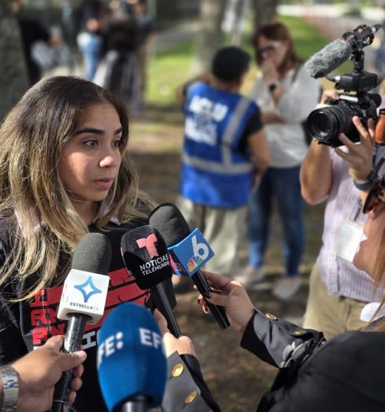 Ariadne Betancourt, una migrante cuyo padre se encuentra detenido, habla con periodistas durante una vigilia este miércoles, frente a un centro del Servicio de Inmigración y Control de Aduanas (ICE) en Miramar, Miami (Estados Unidos). EFE/ Alberto Boal