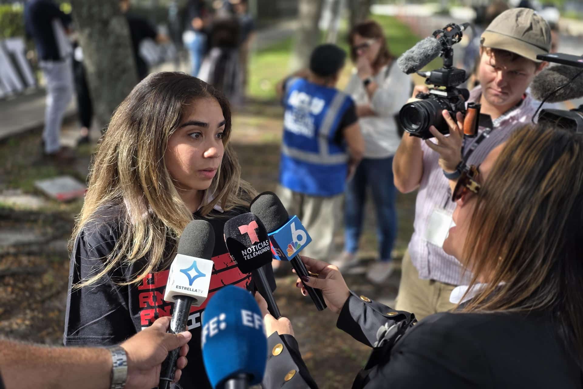 Ariadne Betancourt, una migrante cuyo padre se encuentra detenido, habla con periodistas durante una vigilia este miércoles, frente a un centro del Servicio de Inmigración y Control de Aduanas (ICE) en Miramar, Miami (Estados Unidos). EFE/ Alberto Boal