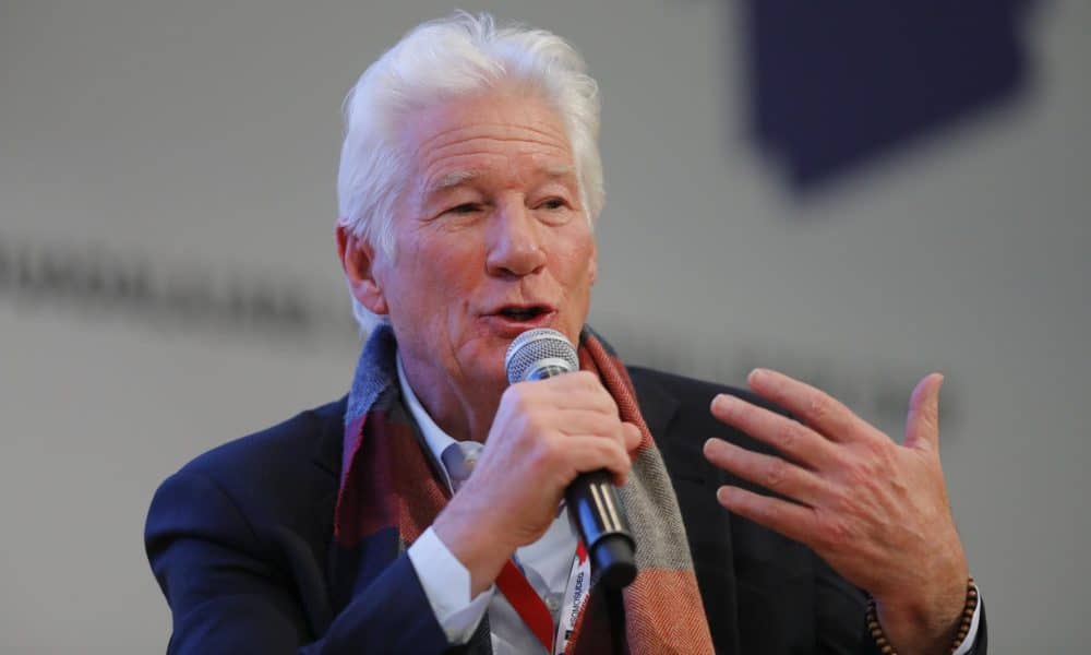 El actor estadounidense Richard Gere habla en un conversatorio este jueves, durante la 39 edición de la Feria Internacional del Libro de Guadalajara, Jalisco (México). EFE/ Francisco Guasco