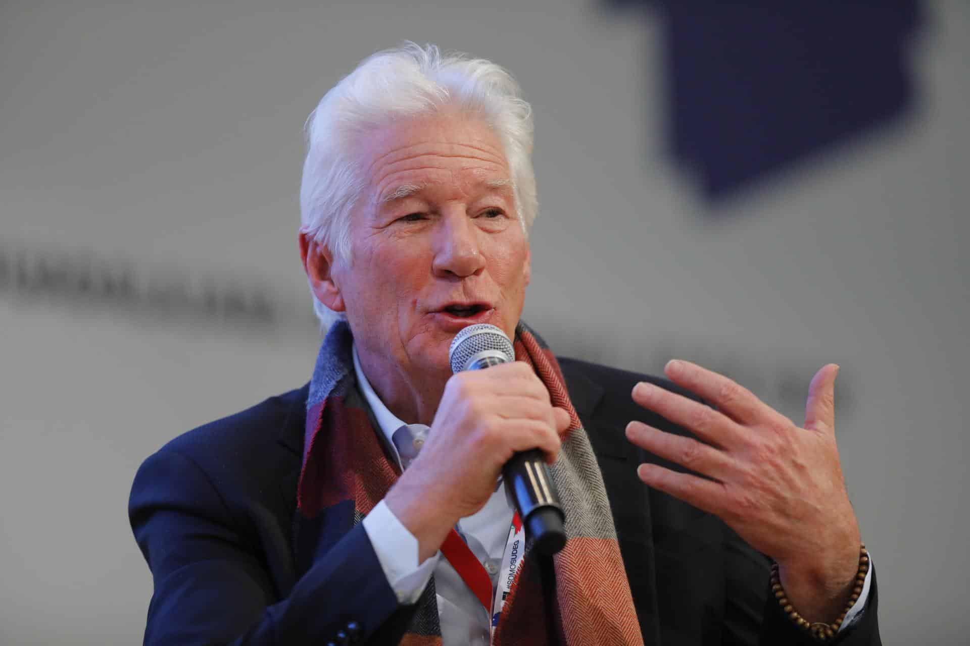 El actor estadounidense Richard Gere habla en un conversatorio este jueves, durante la 39 edición de la Feria Internacional del Libro de Guadalajara, Jalisco (México). EFE/ Francisco Guasco