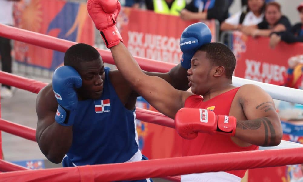 El ecuatoriano Gerlon Gilmar (d) combate este jueves con el dominicano José Triset en la división de los 90 kilogramos de la vigésima edición de los Juegos Bolivarianos, en Lima. EFE/ Silvio La Rosa