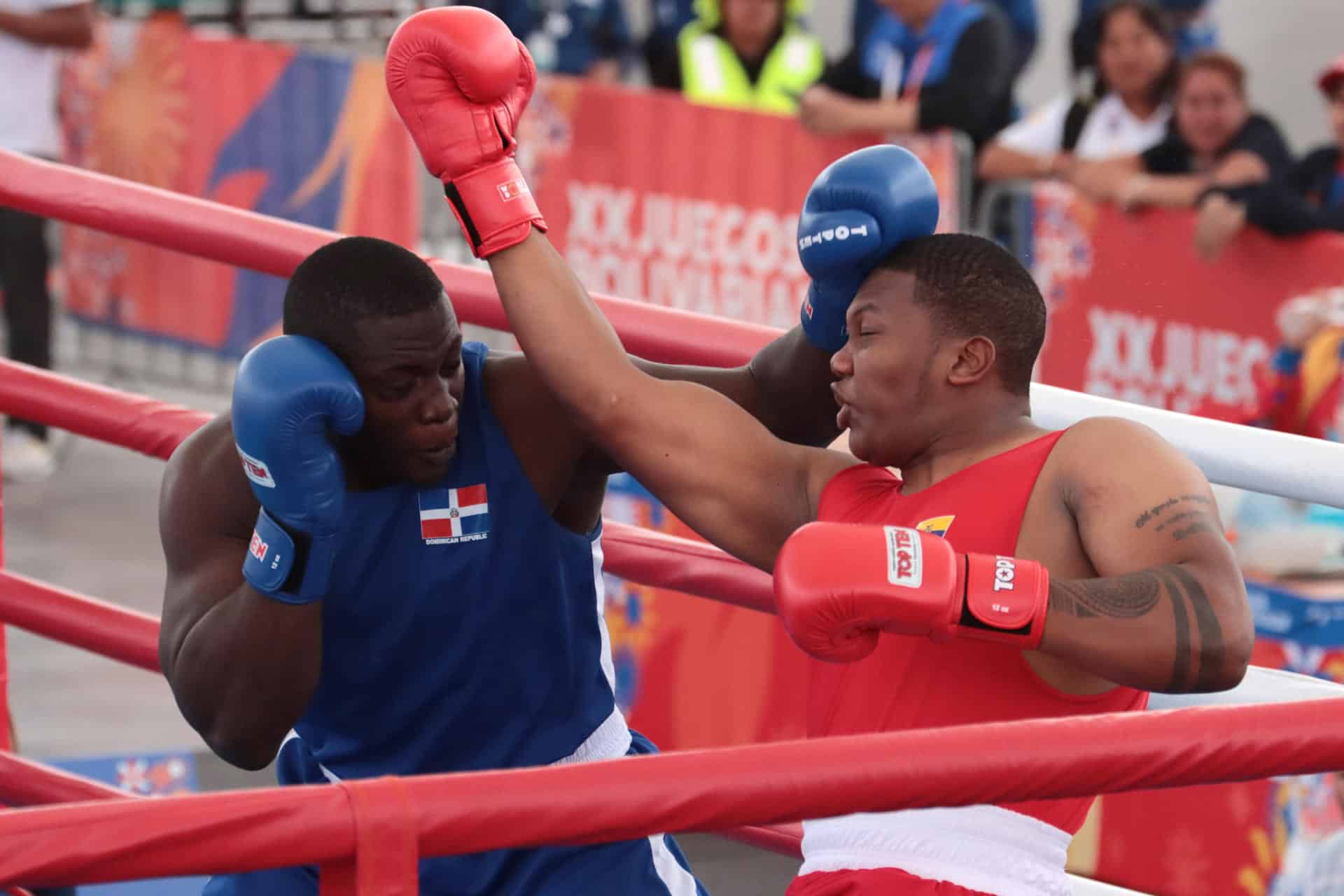 El ecuatoriano Gerlon Gilmar (d) combate este jueves con el dominicano José Triset en la división de los 90 kilogramos de la vigésima edición de los Juegos Bolivarianos, en Lima. EFE/ Silvio La Rosa