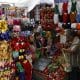 Personas compran productos este lunes, en el mercado de Sonora de la Ciudad de México (México). EFE/Sáshenka Gutiérrez