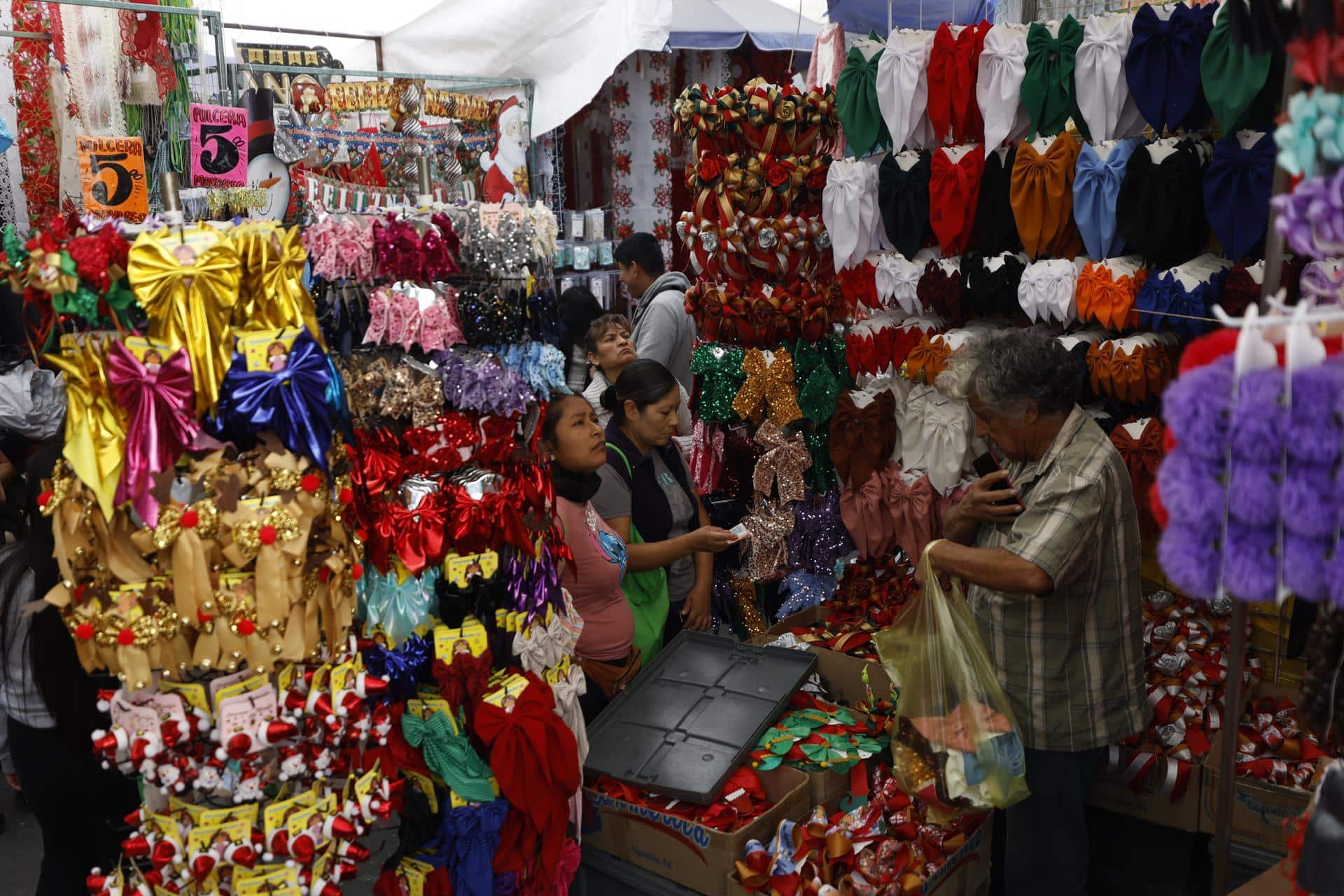Personas compran productos este lunes, en el mercado de Sonora de la Ciudad de México (México). EFE/Sáshenka Gutiérrez