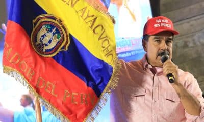 Fotografía provista por el Palacio de Miraflores del presidente de Venezuela, Nicolás Maduro, este martes, durante un acto en Caracas (Venezuela). Maduro estrenó una gorra roja similar a la de su homólogo estadounidense, Donald Trump, pero con el mensaje de "no a la guerra, sí a la paz". EFE/ Palacio de Miraflores