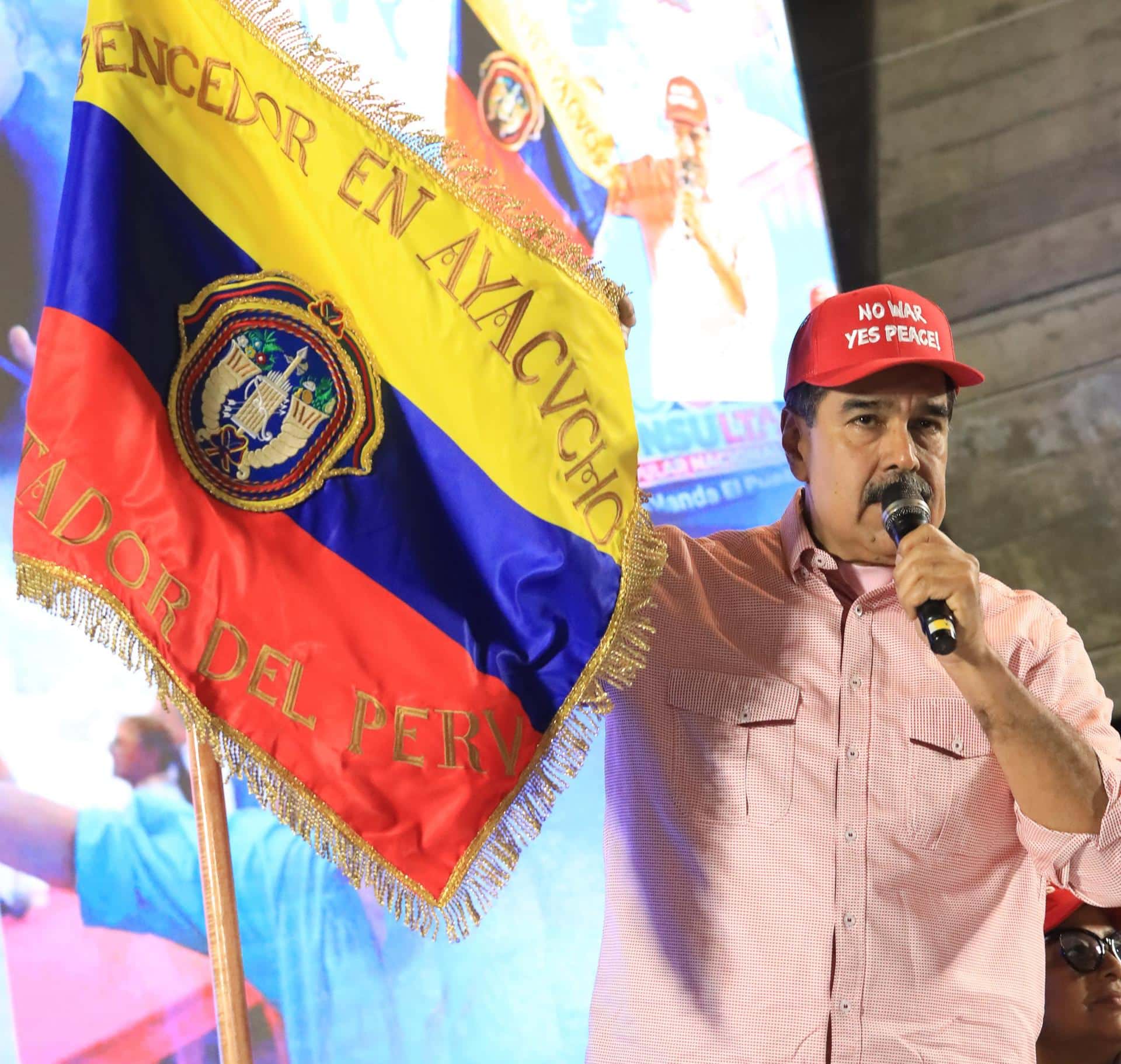 Fotografía provista por el Palacio de Miraflores del presidente de Venezuela, Nicolás Maduro, este martes, durante un acto en Caracas (Venezuela). Maduro estrenó una gorra roja similar a la de su homólogo estadounidense, Donald Trump, pero con el mensaje de "no a la guerra, sí a la paz". EFE/ Palacio de Miraflores