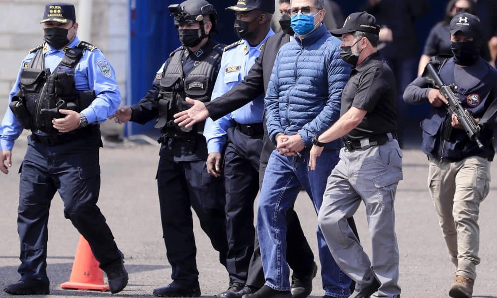 Fotografía de archivo que muestra al expresidente hondureño Juan Orlando Hernández (c). EFE/ Gustavo Amador