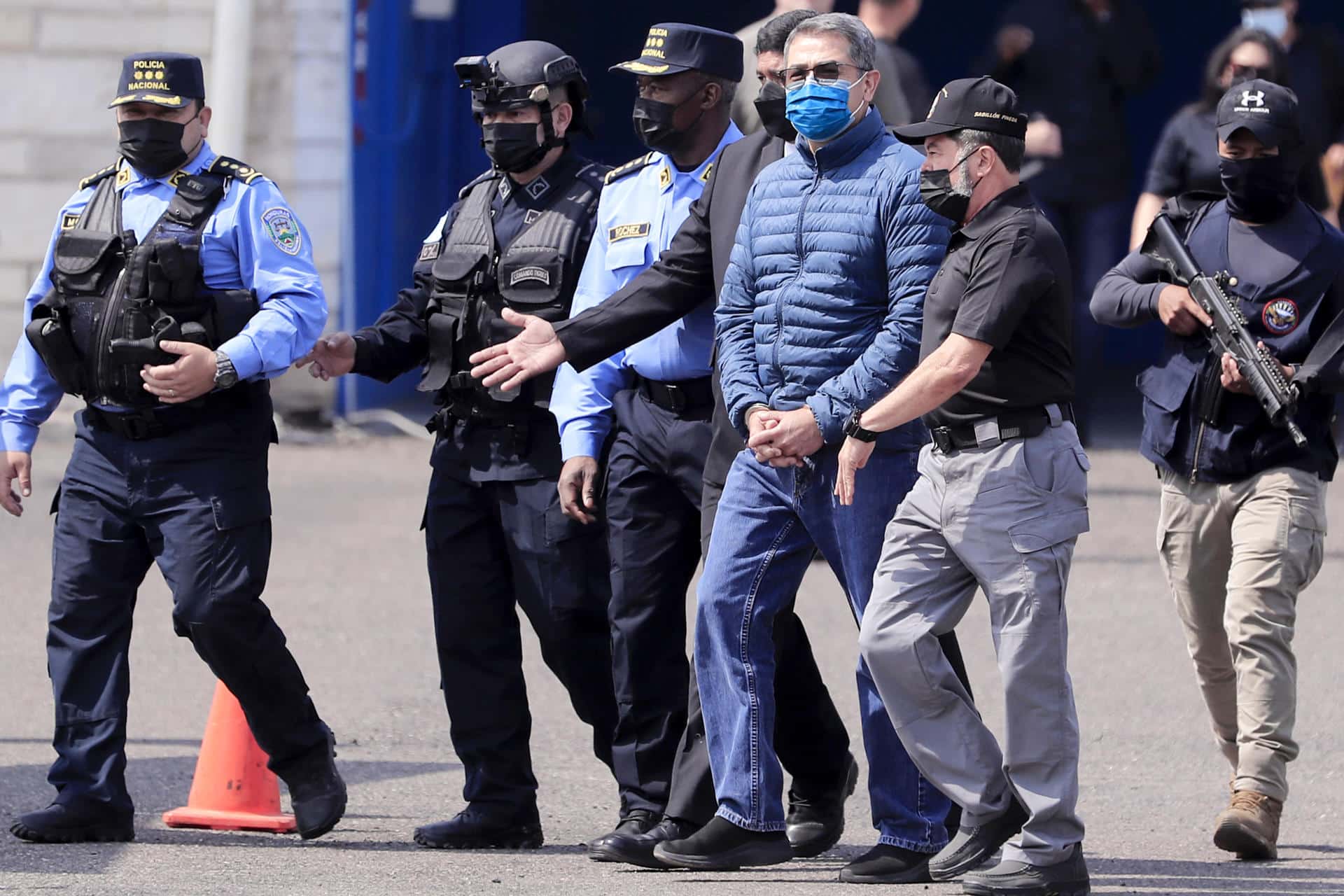 Fotografía de archivo que muestra al expresidente hondureño Juan Orlando Hernández (c). EFE/ Gustavo Amador