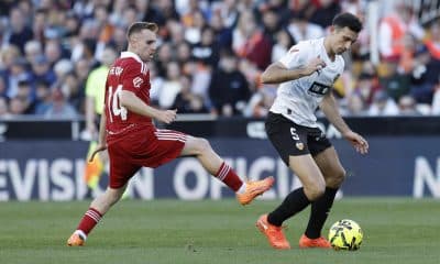 El defensa del Valencia César Térrega y el centrocampista del Sevilla Gerard Fernández, durante el partido de la jornada 15 de LaLiga EA Sports entre el Valencia y el Sevilla, este domingo en el estadio de Mestalla en Valencia.-EFE/ Kai Forsterling