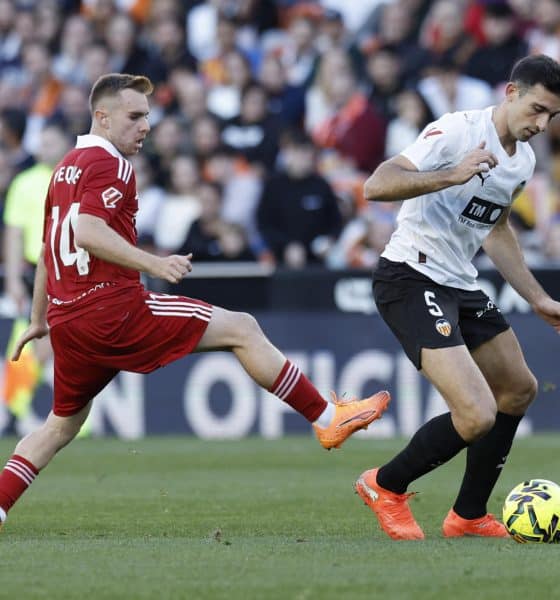 El defensa del Valencia César Térrega y el centrocampista del Sevilla Gerard Fernández, durante el partido de la jornada 15 de LaLiga EA Sports entre el Valencia y el Sevilla, este domingo en el estadio de Mestalla en Valencia.-EFE/ Kai Forsterling