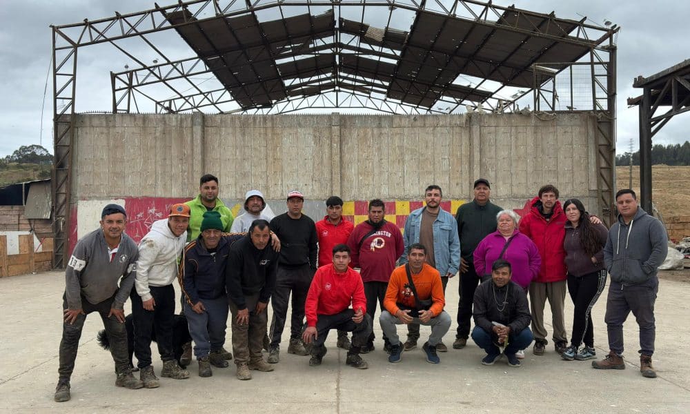 Fotografía cedida por Javier Saldivia que muestra la reunión de recicladores de la Cooperativa El Molle, en Valparaíso (Chile). EFE/ Javier Saldivia