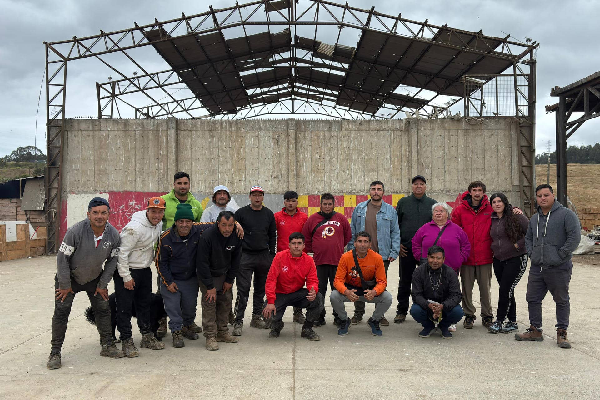 Fotografía cedida por Javier Saldivia que muestra la reunión de recicladores de la Cooperativa El Molle, en Valparaíso (Chile). EFE/ Javier Saldivia