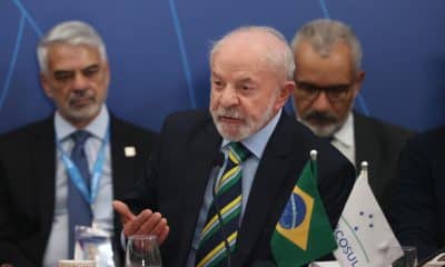 AME9736. FOZ DE IGUAZÚ (BRASIL), 20/12/2025.- El presidente de Brasil, Luiz Inácio Lula da Silva, habla durante la LXVII Reunión Ordinaria del Consejo del Mercado Común del Sur (Mercosur) este sábado, en Foz de Iguazú (Brasil). Lula da Silva, advirtió en la Cumbre del Mercosur de que una posible intervención militar en Venezuela sería una catástrofe humanitaria y crearía un grave precedente para toda Sudamérica. EFE/ Juan Pablo Pino